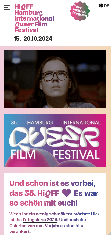 Startseite der Website des Hamburg International Queer Film Festival mit einem großen Videoblock auf dem eine Person im Kino auf eine Leinwand schaut. (Mobile Ansicht)