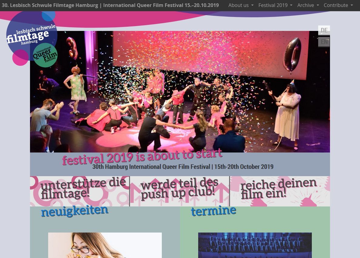 Startseite der Website Lesbisch Schwule Filmtage Hamburg mit den Menüpunkten „Unterstütze die Filmtage!“, „Werde Teil des push-clubs!“ und „Reiche deinen Film ein!“, in deutscher und englischer Sprache