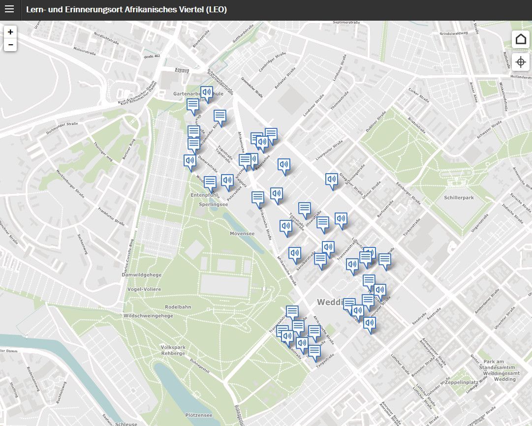 Startseite der Website Lern- und Erinnerungsort Afrikanisches Viertel in Berlin mit einem kurzen Infotext über das Projekt mit mehreren blau-weißen Markierungen in Sprechblasenform