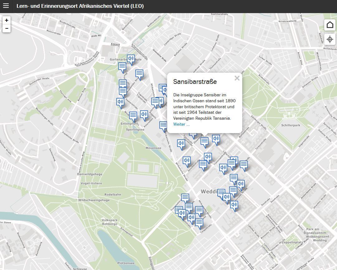 Startseite der Website Lern- und Erinnerungsort Afrikanisches Viertel in Berlin mit einer Gesamtansicht der Karte des Viertels mit mehreren blau-weißen Markierungen in Sprechblasenform und einem Textfeld
